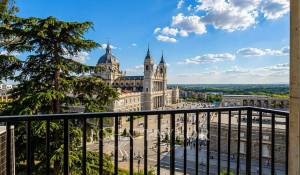 Corner 2-bed apartment with Royal Palace views on Calle Bailén in Palacio, Centro